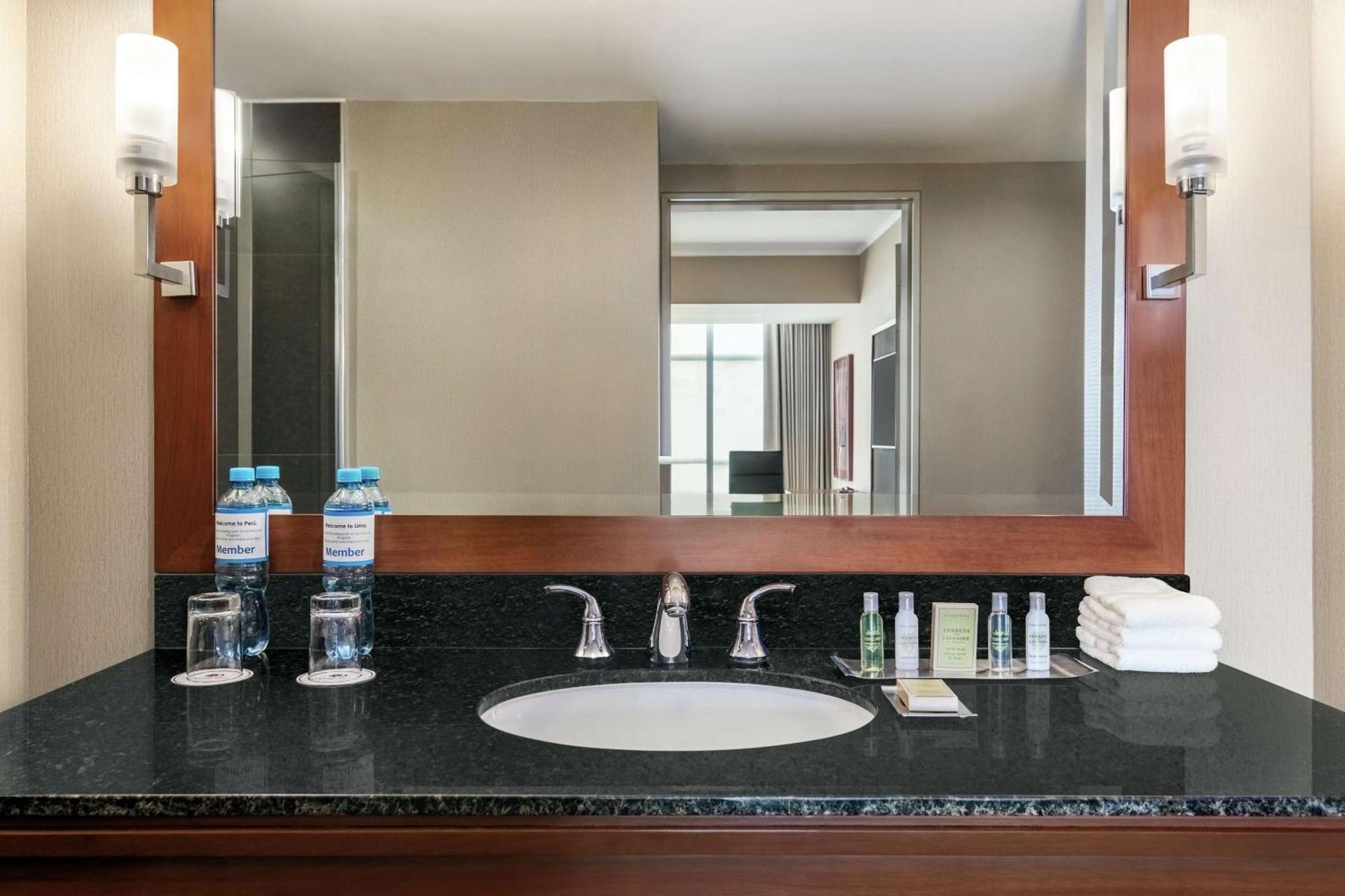 Doubletree By Hilton Lima Miraflores El Pardo Екстериор снимка